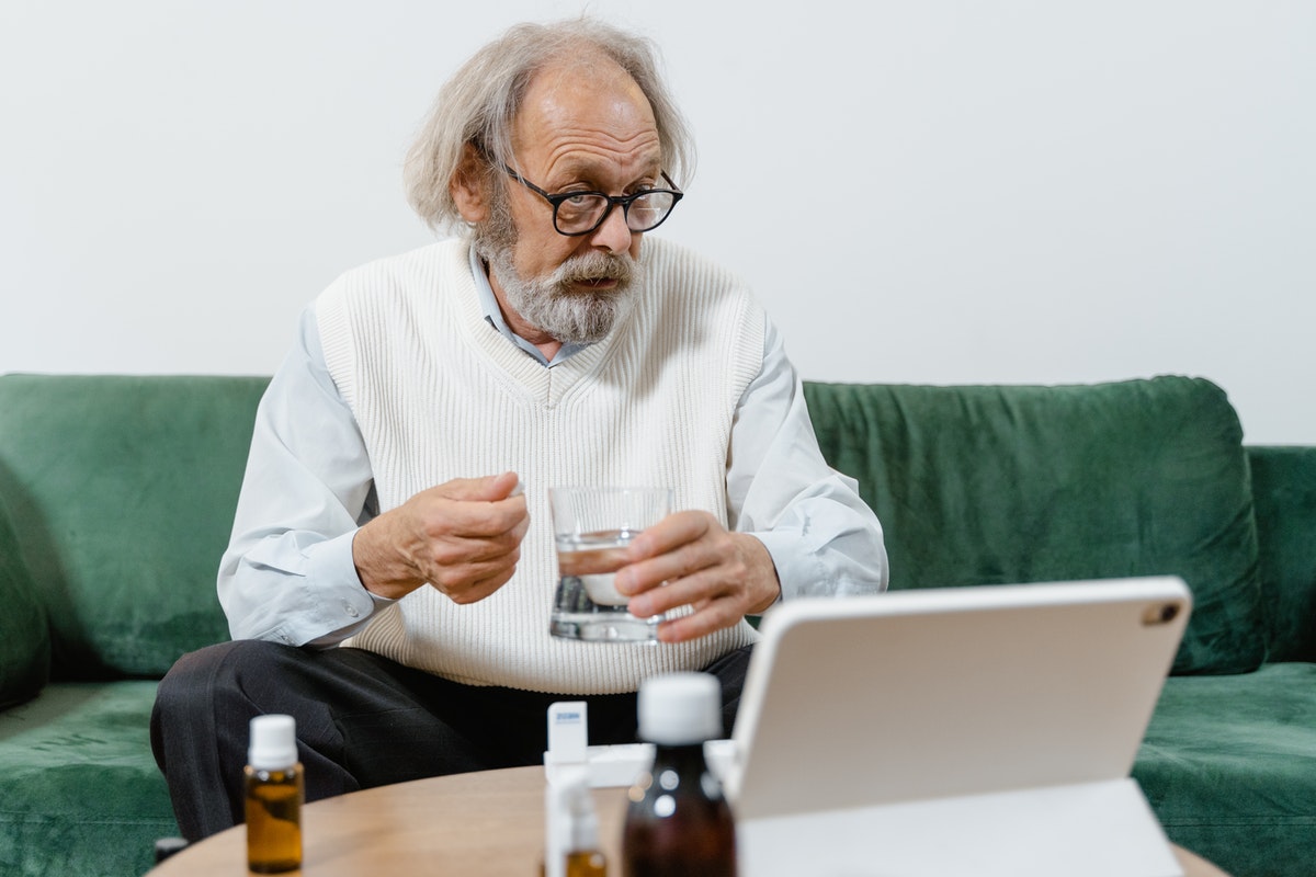Gyógyszereket szedő idős férfi. Clostridium difficile-fertőzés- Kockázati tényezői, tünetei, megelőzése