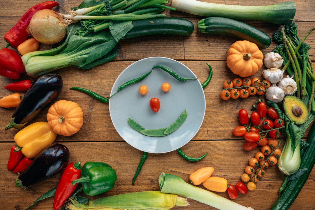 Zöldségek az asztalon. Alacsony FODMAP-diéta - Egyszerű megoldás IBS-re és más emésztőrendszeri panaszokra