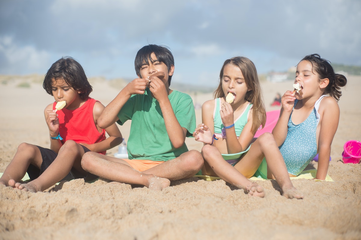 Fagyizó gyerekek a tengerparton. Mit tegyünk Giardia-fertőzés (bélférgesség) esetén?