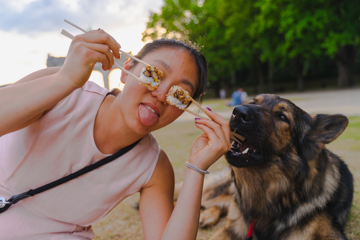 Sushit evő lány kutyával. Természetes multivitaminok - nem csak vegánoknak