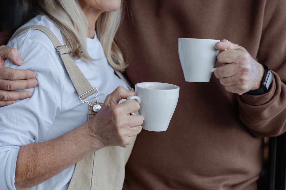 Kávézó idős pár. Az ízületek, izmok és csontok védelme 50 éves kor felett