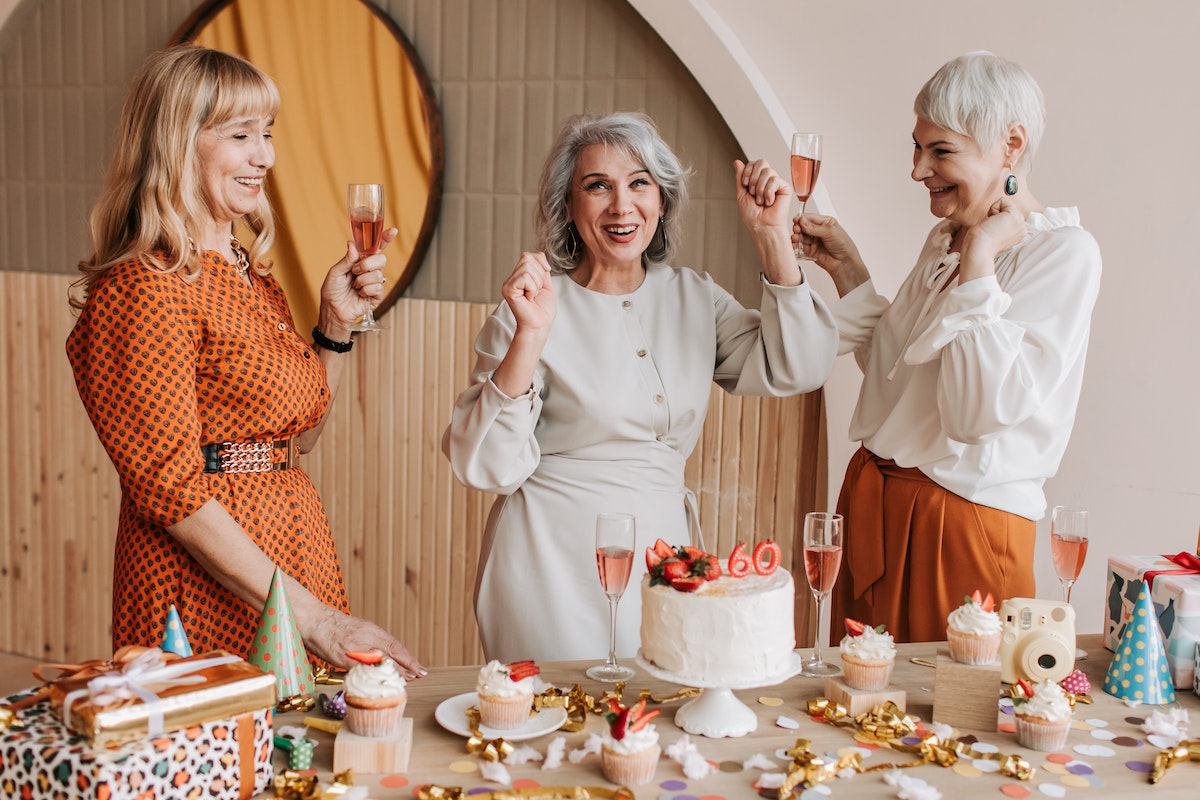 Születésnapot ünneplő idős nők. Kollagén - Az egészséges öregedés titka