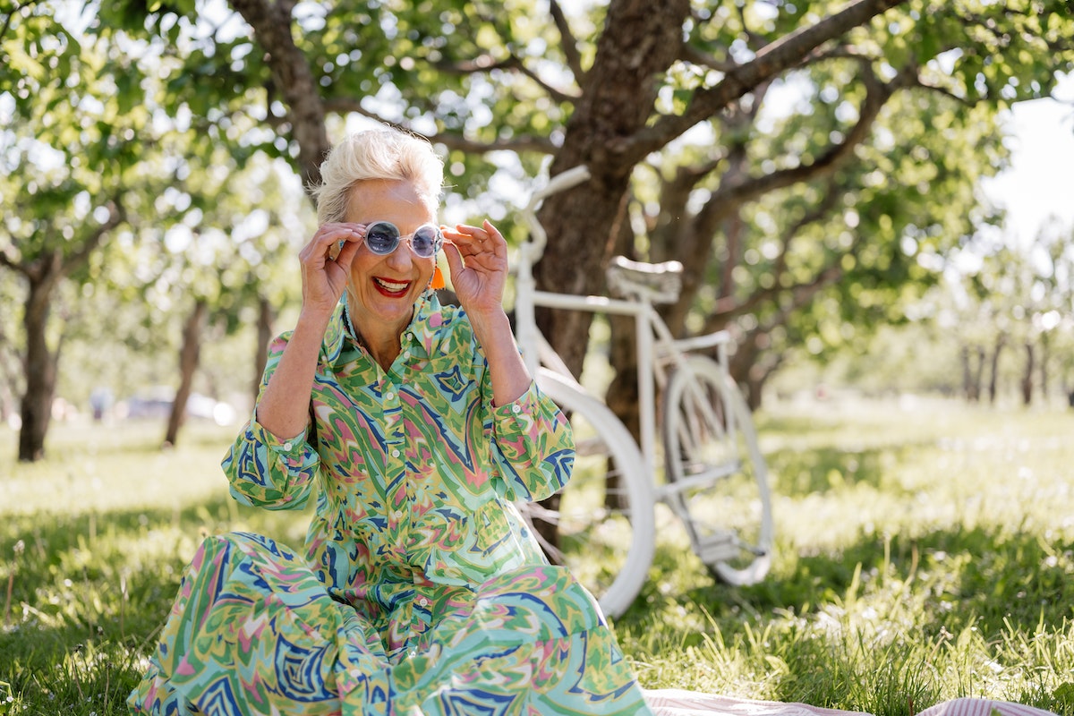 Szemét napszemüveggel védő idős nő. A szürkehályog tünetei és természetes kezelése
