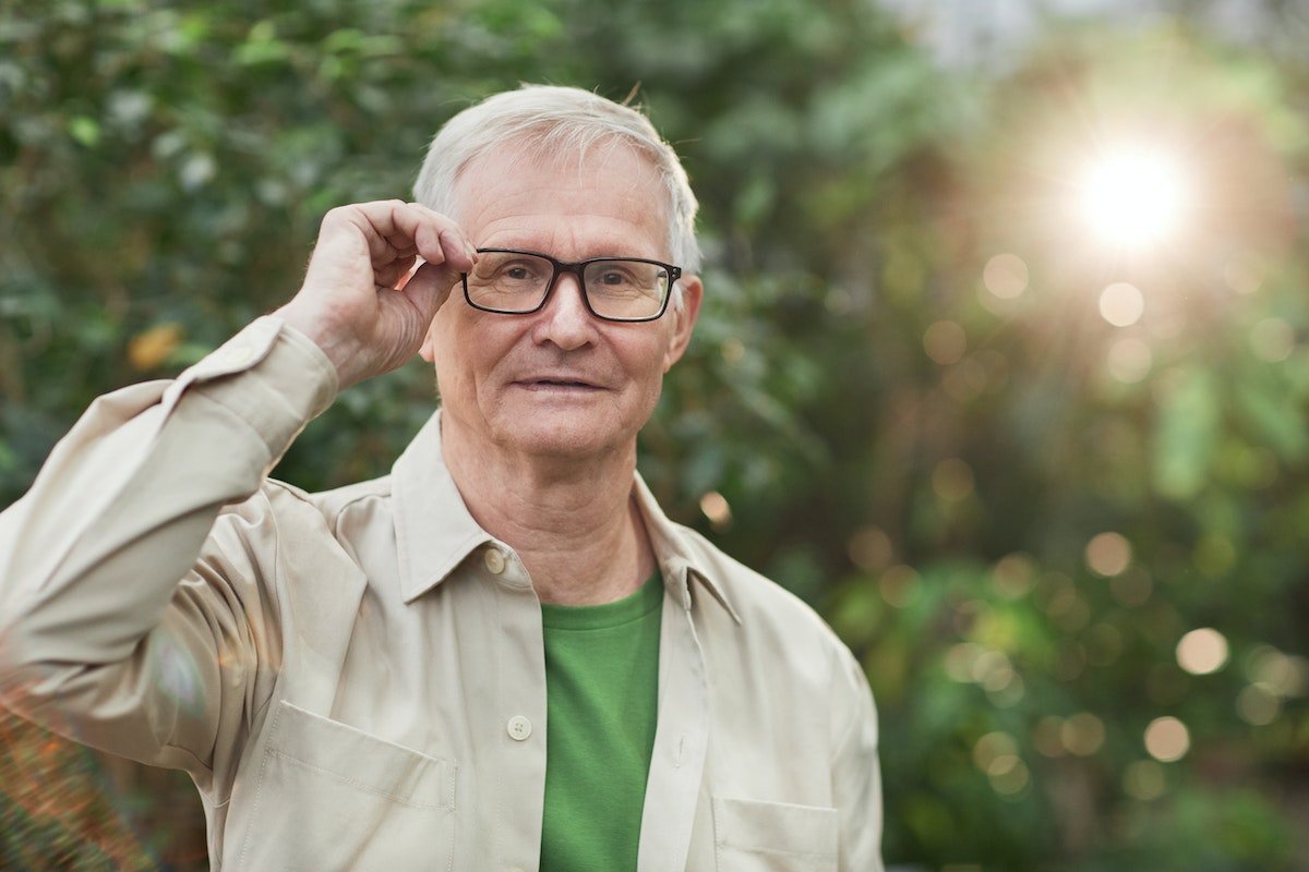 Szemüveges idős férfi. Fókuszban a zöldhályog - Okai, tünetei, és kezelése