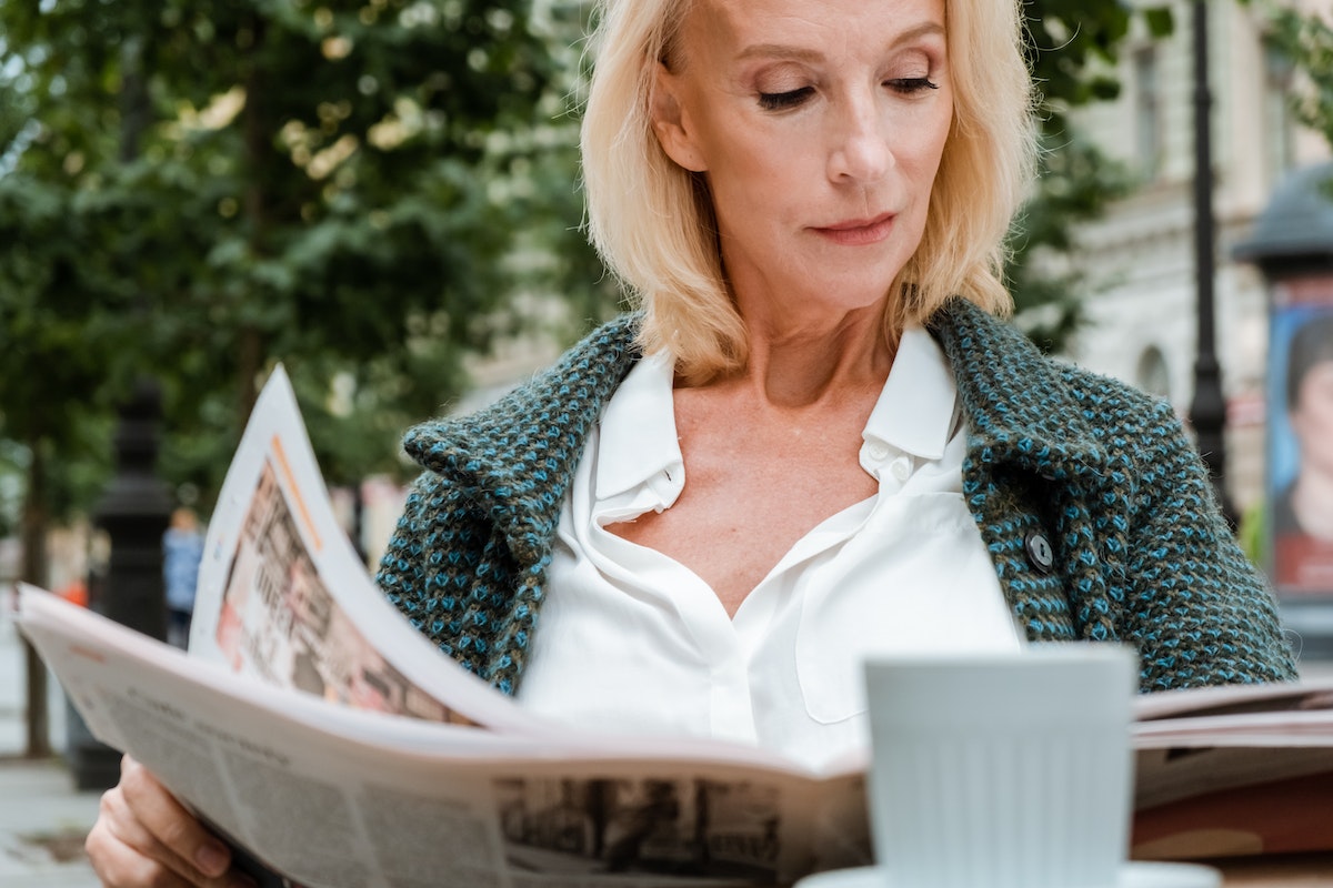 Újságot olvasó nő. A hüvelyfertőzés okai, tünetei, és módszerek a kezelés hatékonyságának fokozására